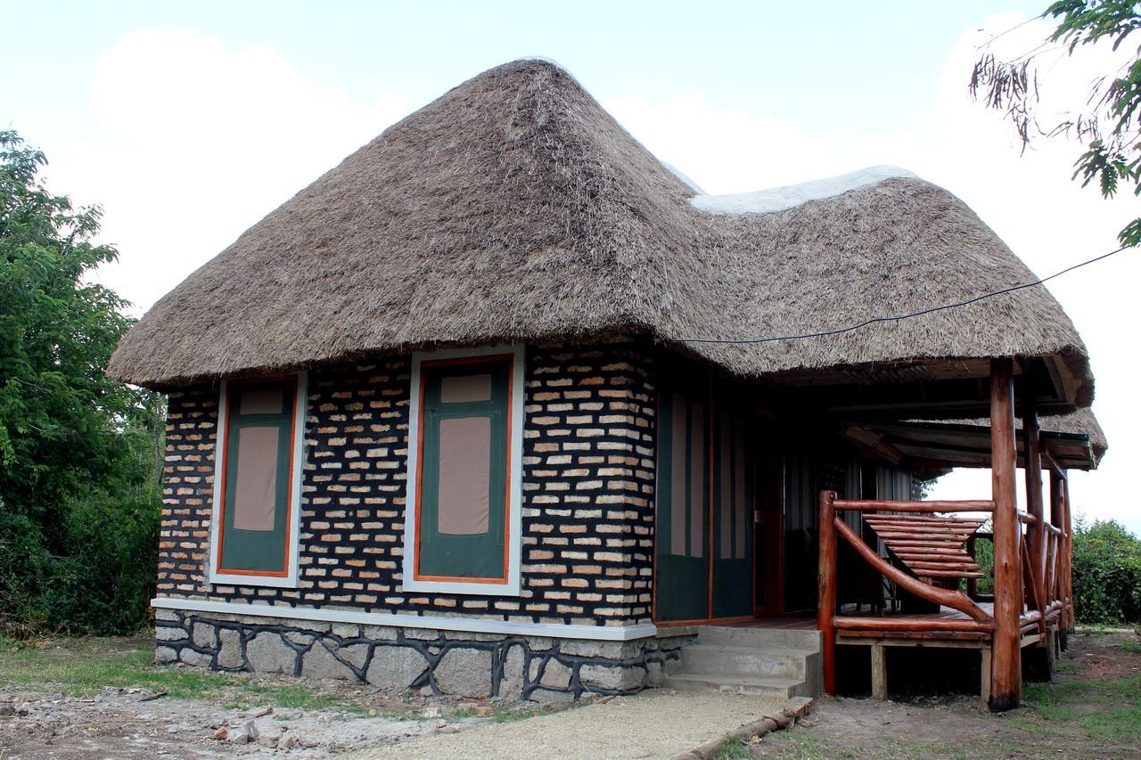 Irungu Forest Safari Lodge Katunguru Bagian luar foto