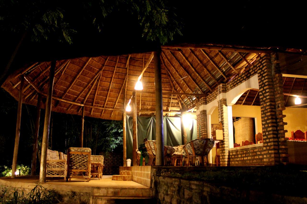 Irungu Forest Safari Lodge Katunguru Bagian luar foto