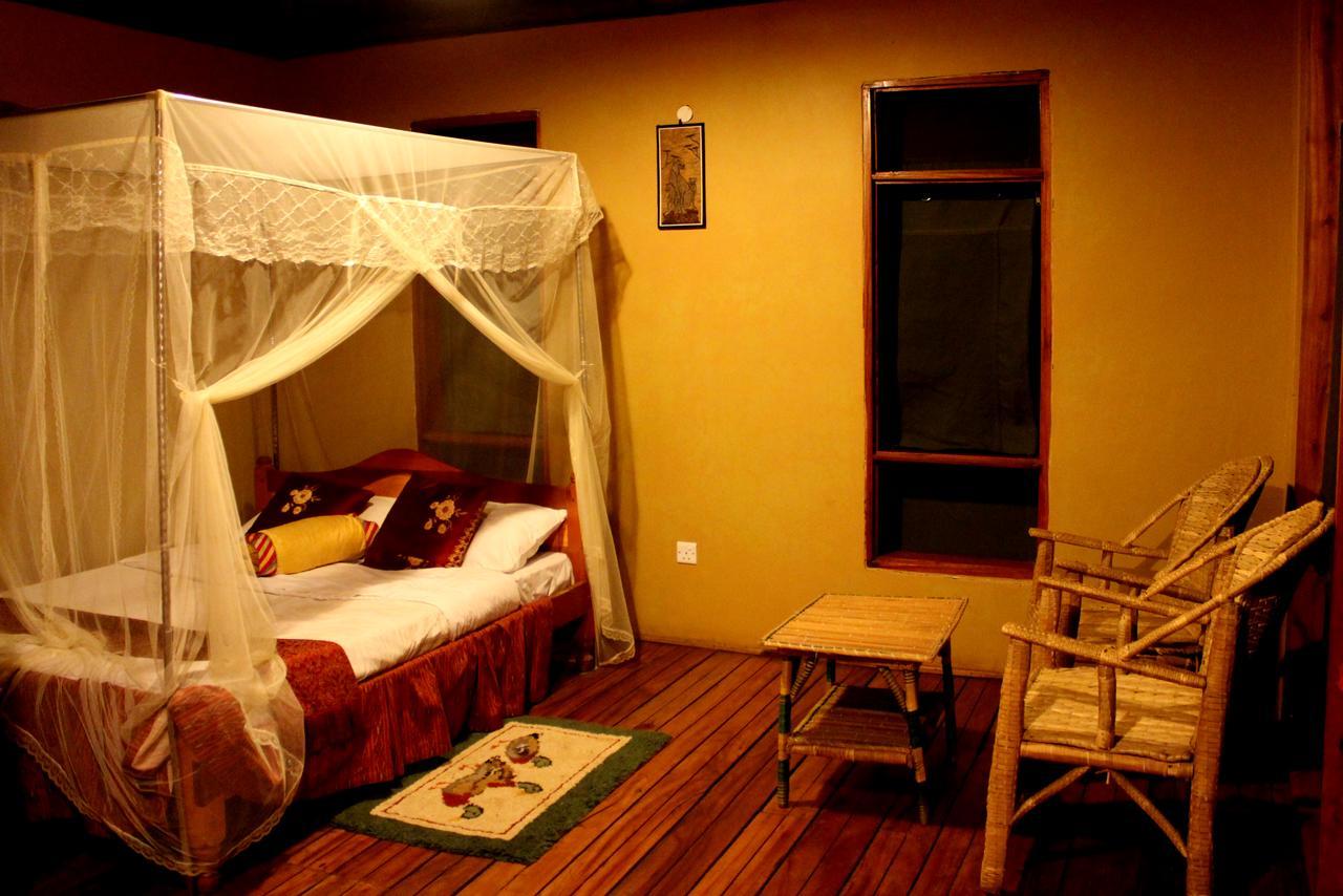 Irungu Forest Safari Lodge Katunguru Bagian luar foto
