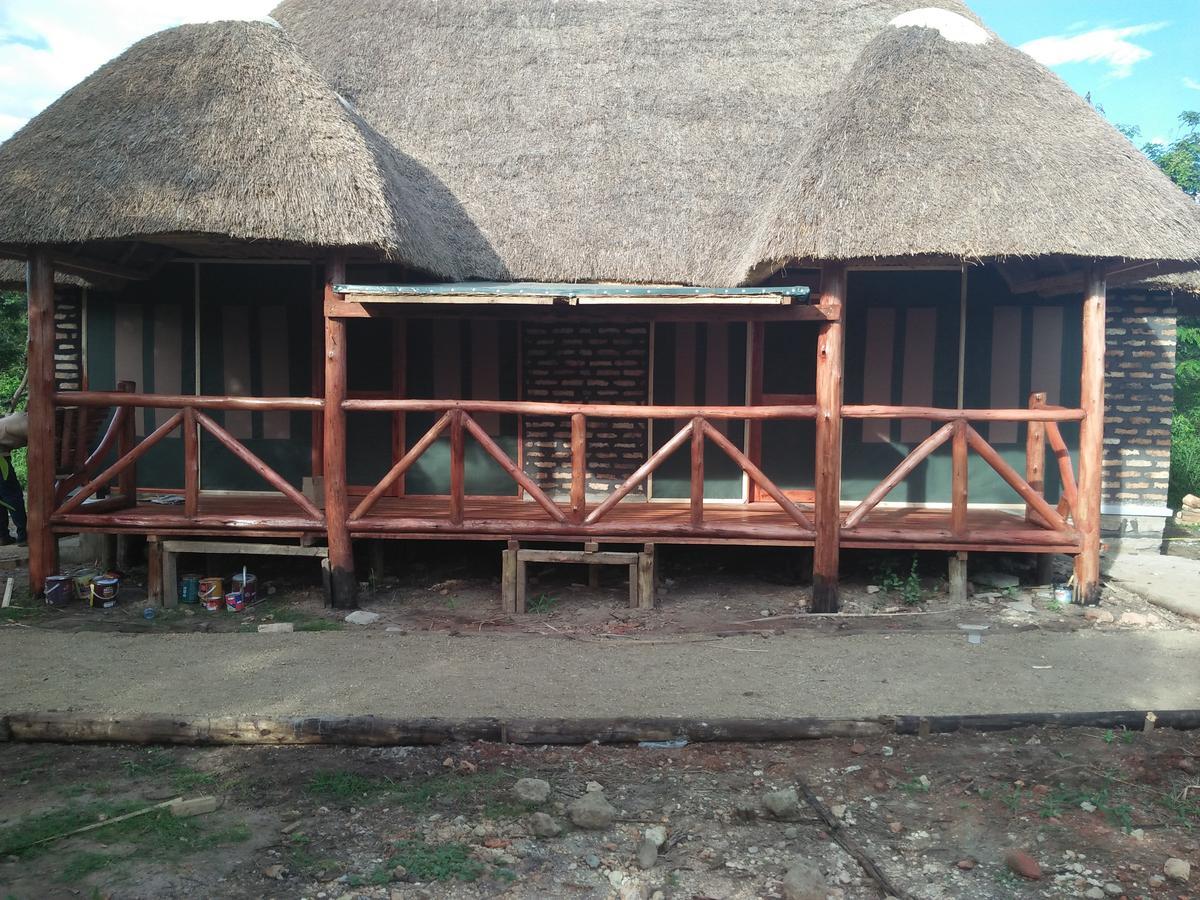Irungu Forest Safari Lodge Katunguru Bagian luar foto