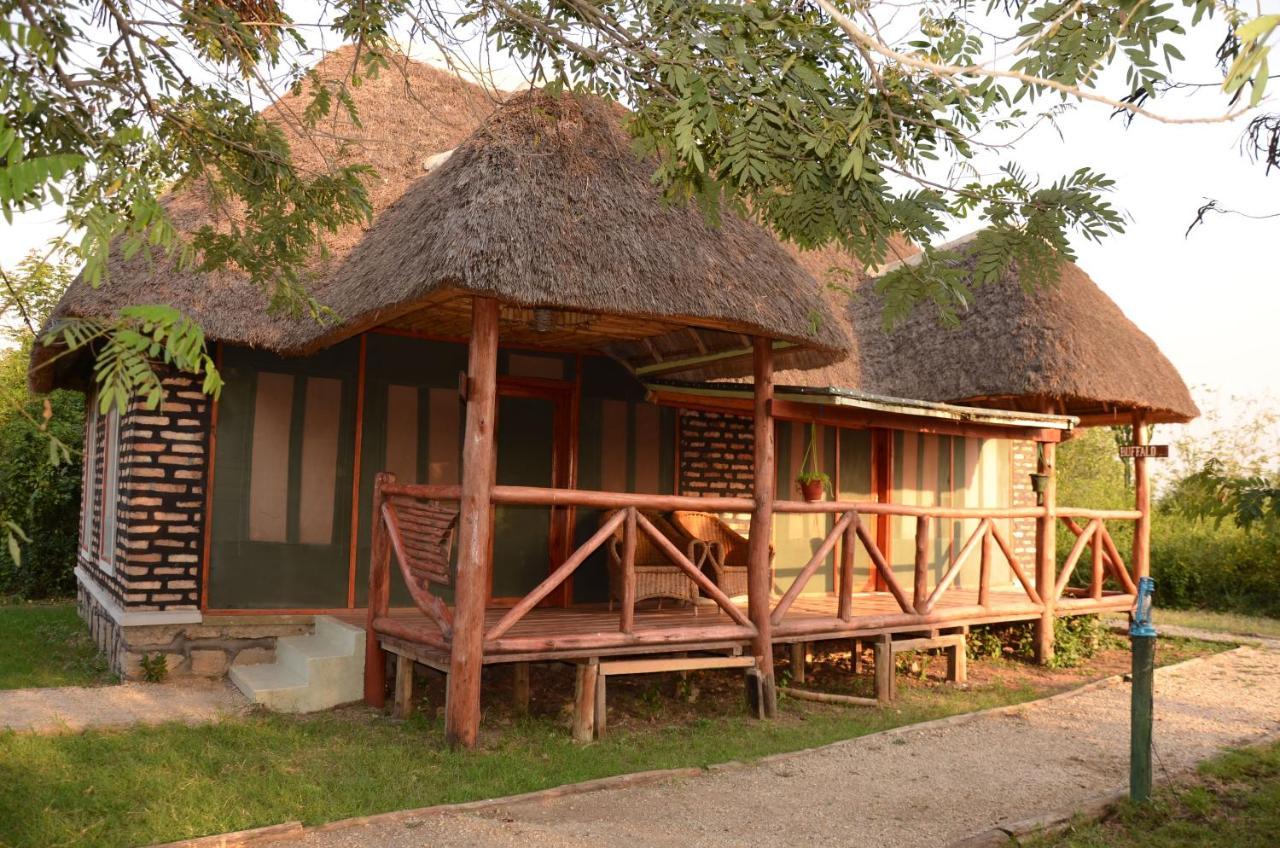 Irungu Forest Safari Lodge Katunguru Bagian luar foto