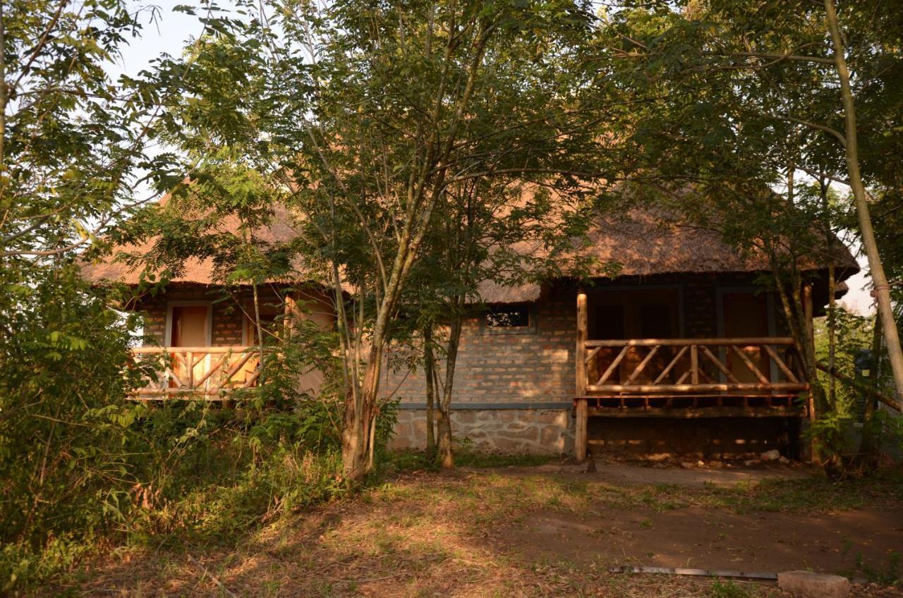 Irungu Forest Safari Lodge Katunguru Bagian luar foto