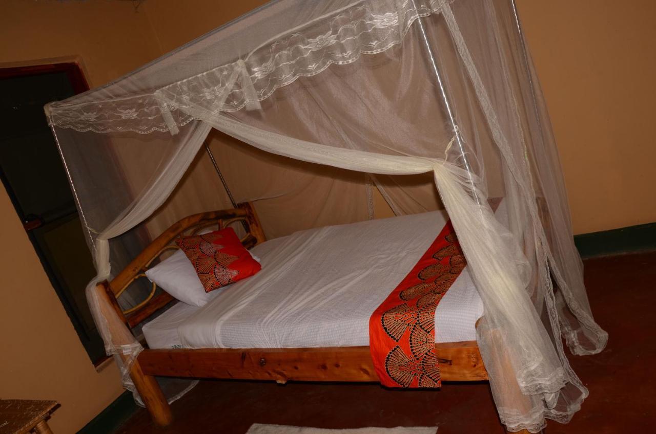 Irungu Forest Safari Lodge Katunguru Bagian luar foto