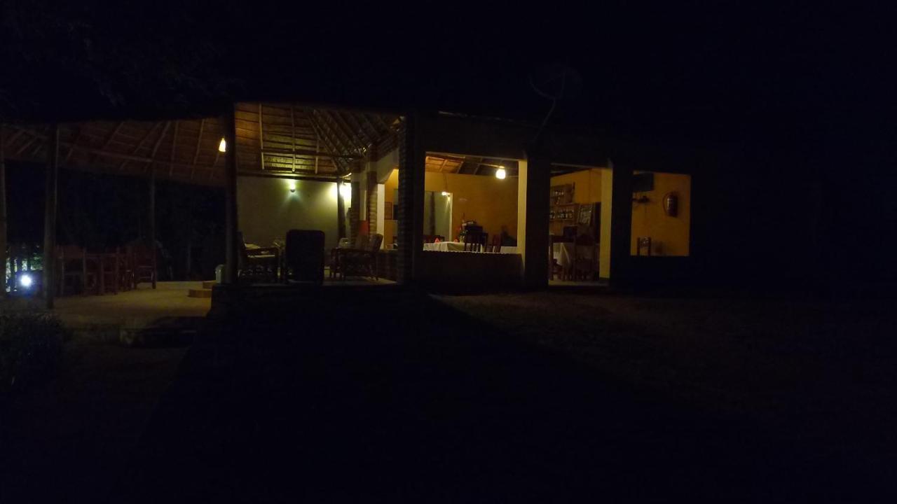 Irungu Forest Safari Lodge Katunguru Bagian luar foto