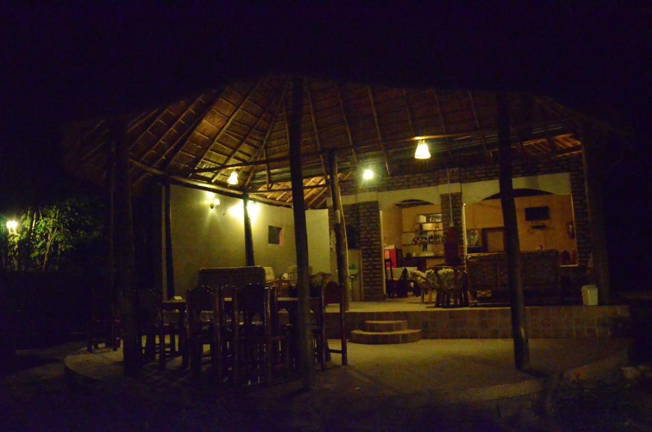 Irungu Forest Safari Lodge Katunguru Bagian luar foto
