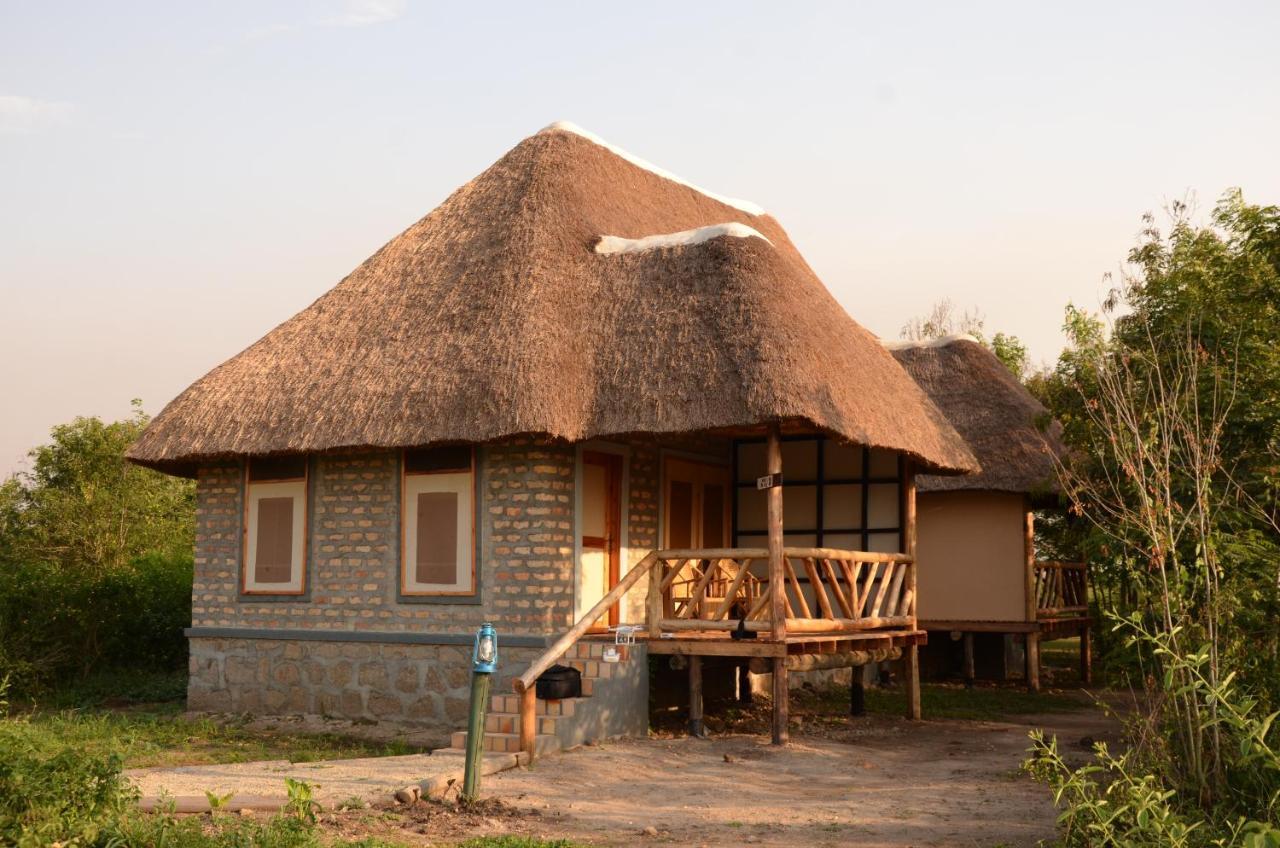 Irungu Forest Safari Lodge Katunguru Bagian luar foto