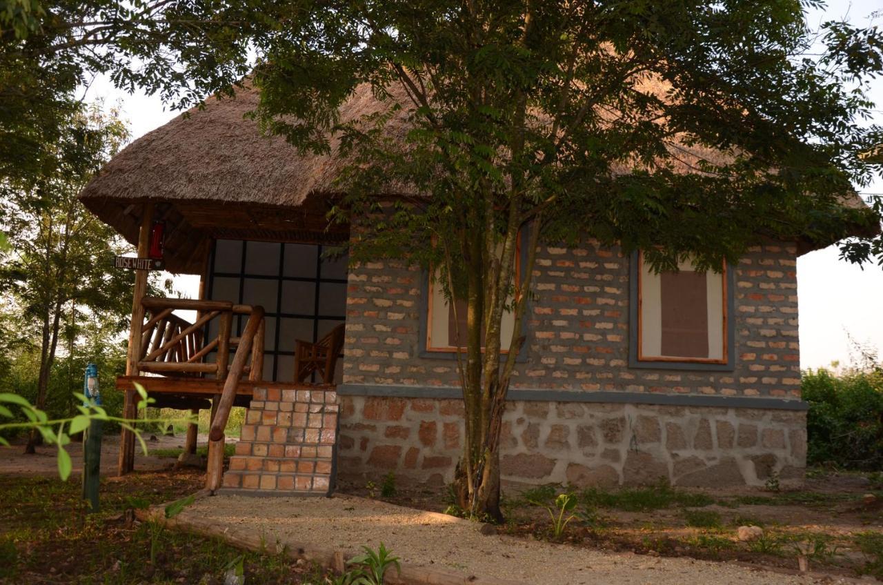 Irungu Forest Safari Lodge Katunguru Bagian luar foto