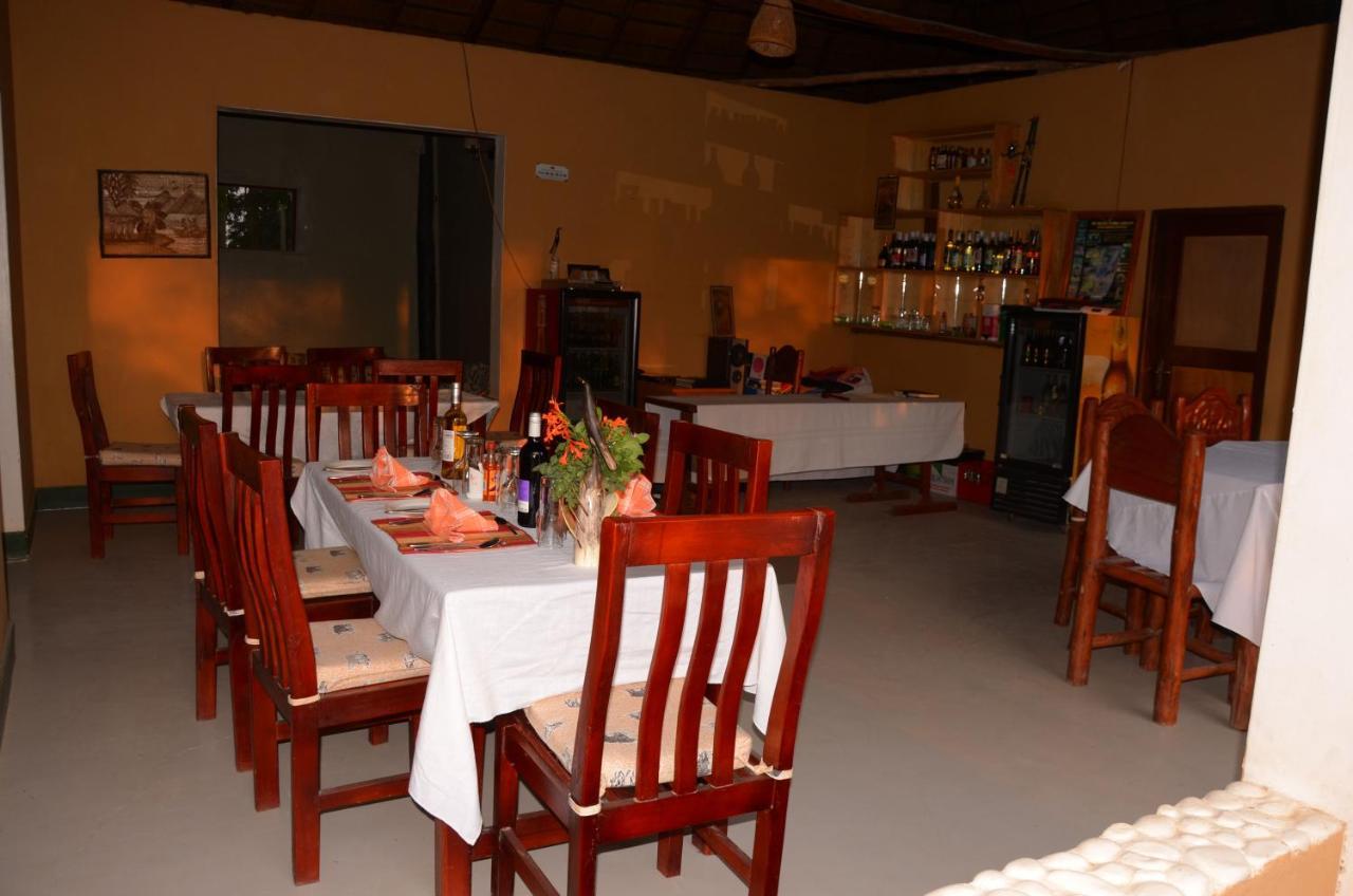 Irungu Forest Safari Lodge Katunguru Bagian luar foto