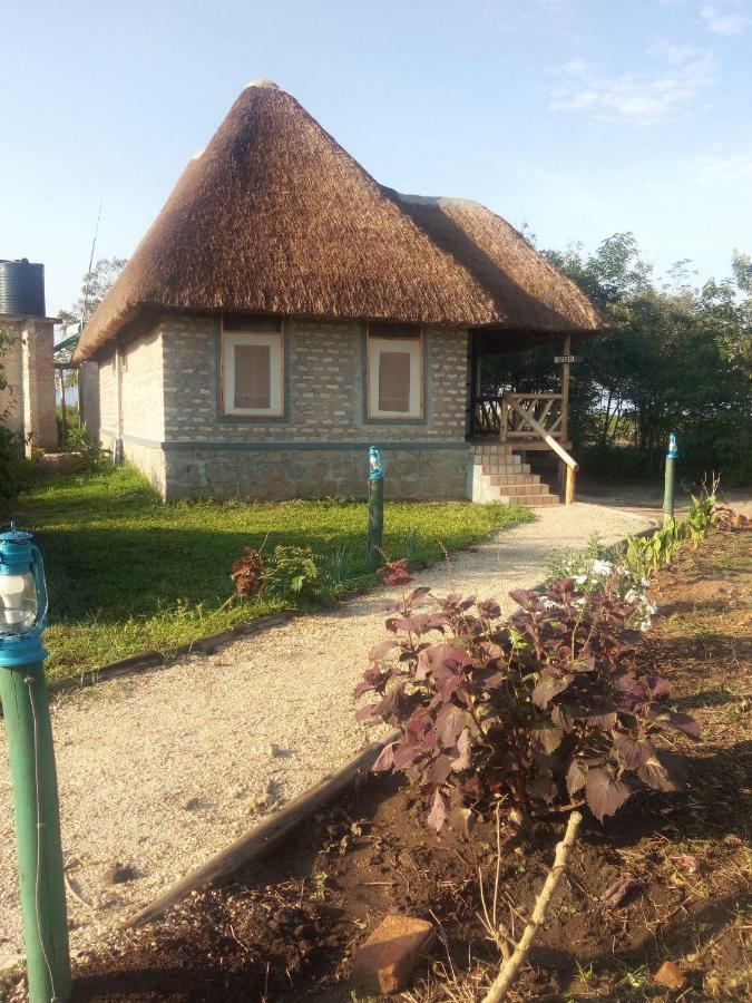 Irungu Forest Safari Lodge Katunguru Bagian luar foto