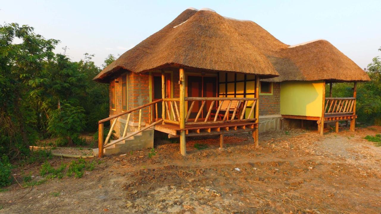 Irungu Forest Safari Lodge Katunguru Bagian luar foto