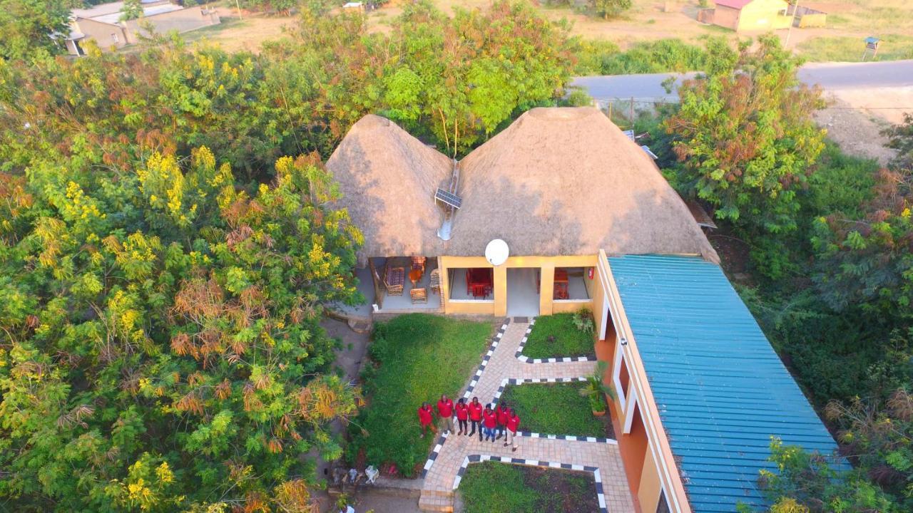 Irungu Forest Safari Lodge Katunguru Bagian luar foto