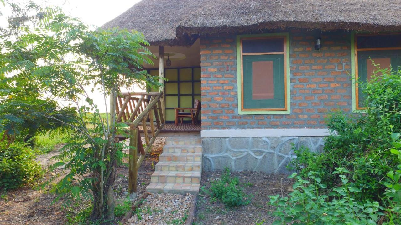 Irungu Forest Safari Lodge Katunguru Bagian luar foto